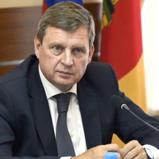 Сергей Голубев поздравил сенатора Андрея Епишина с награждением Почетной грамотой Президента РФ