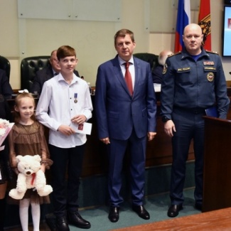 В Законодательном Собрании вручили медаль Совета Федерации «За проявленное мужество» бельскому школьнику Дмитрию Кондратьеву