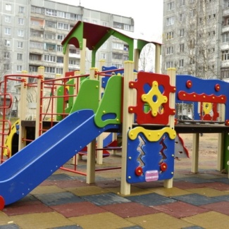 В Ржеве устанавливают комфортные детские площадки во дворах