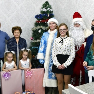 «Ёлка желаний» дарит детям радость
