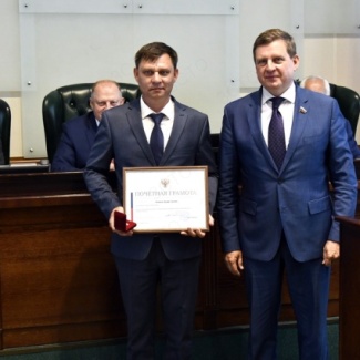 Сенатор Андрей Епишин вручил награды Совета Федерации