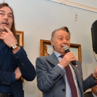 В тверском Доме поэзии открылась выставка Никаса Сафронова