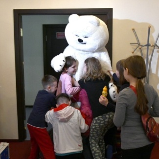 В День защиты детей тверские партийцы вручили подарки детям из Донбасса