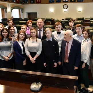 Молодые люди из Твери и Торжка познакомились с работой регионального парламента