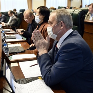 Областным парламентом принят закон о новых ежемесячных выплатах для «детей войны»