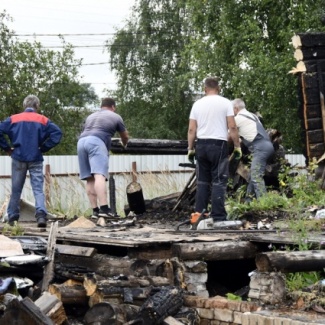 Депутаты помогли семье погорельцев