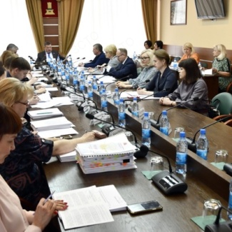 Комитет по госустройству и местному самоуправлению рассмотрел доклад о деятельности  Уполномоченного по правам человека в регионе за 2021 год