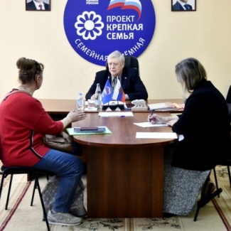 Депутаты Законодательного Собрания провели приёмы граждан