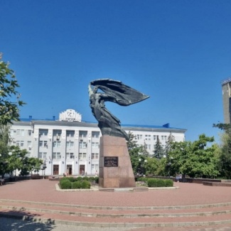 Парламентарии продолжают оказывать шефскую помощь новым регионам и волонтёрам