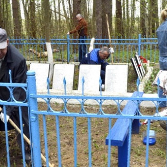 Подшефное братское захоронение привели в порядок