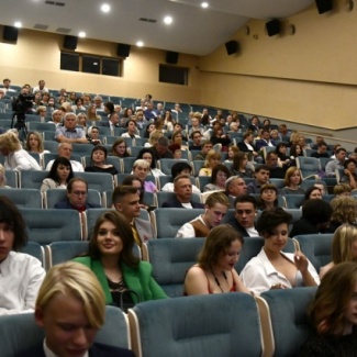 Золотым медалистам Академической гимназии им. П.П. Максимовича вручены аттестаты