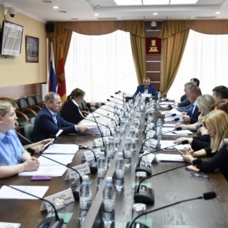 Состоялось заседание постоянного комитета по транспорту и ЖКК