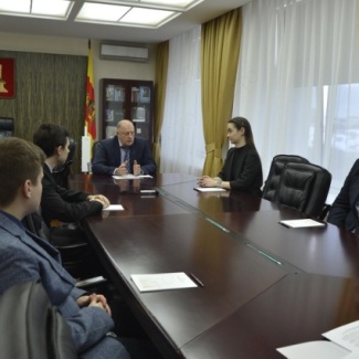 Руководство областного парламента провело встречу со студентами - членами Молодежной палаты при Законодательном Собрании