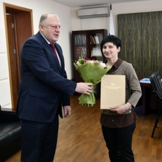 Сергей Голубев вручил мастеру спорта международного класса по лыжным гонкам Ольге Михайловой Почетную грамоту Законодательного Собрания