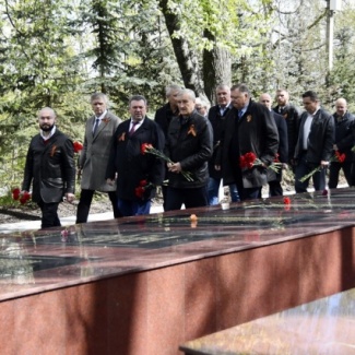 Парламентарии почтили память павших в годы Великой Отечественной войны