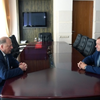 Состоялась рабочая встреча Сергея Голубева с председателем Общественной палаты региона Александром Бутузовым