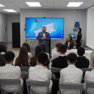 Законодательное Собрание совместно со Штабом общественной поддержки «Единой России» провело мероприятие для школьников, посвящённое юбилею Победы