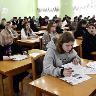 Депутаты Законодательного Собрания участвуют в «Диктанте Победы-2024»