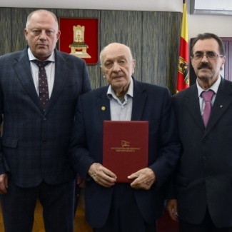 Сергей Голубев вручил награду Законодательного Собрания Почетному гражданину города Твери Сергею Киселеву