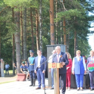 Депутаты областного парламента почтили память воинов-сибиряков