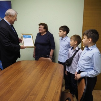 Юрий Цеберганов вручил сертификат для приобретения товаров для школы многодетной семье из ДНР