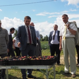 Депутаты посетили агропромышленные предприятия Старицкого муниципального округа