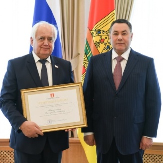 Губернатор Игорь Руденя вручил областные награды депутатам и сотрудникам аппарата Законодательного Собрания