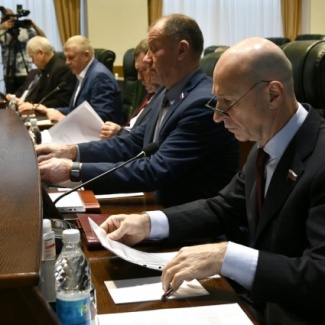 Областной парламент принял закон о расширении мер поддержки Героев Советского Союза, Героев РФ, Героев Социалистического труда и Героев Труда РФ