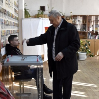 Депутаты Законодательного Собрания Тверской области голосуют на выборах Президента РФ