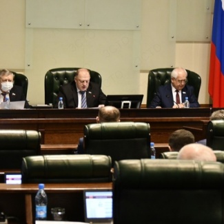 Бюджет ТФОМС на 2021-2023 годы принят во втором чтении областным парламентом